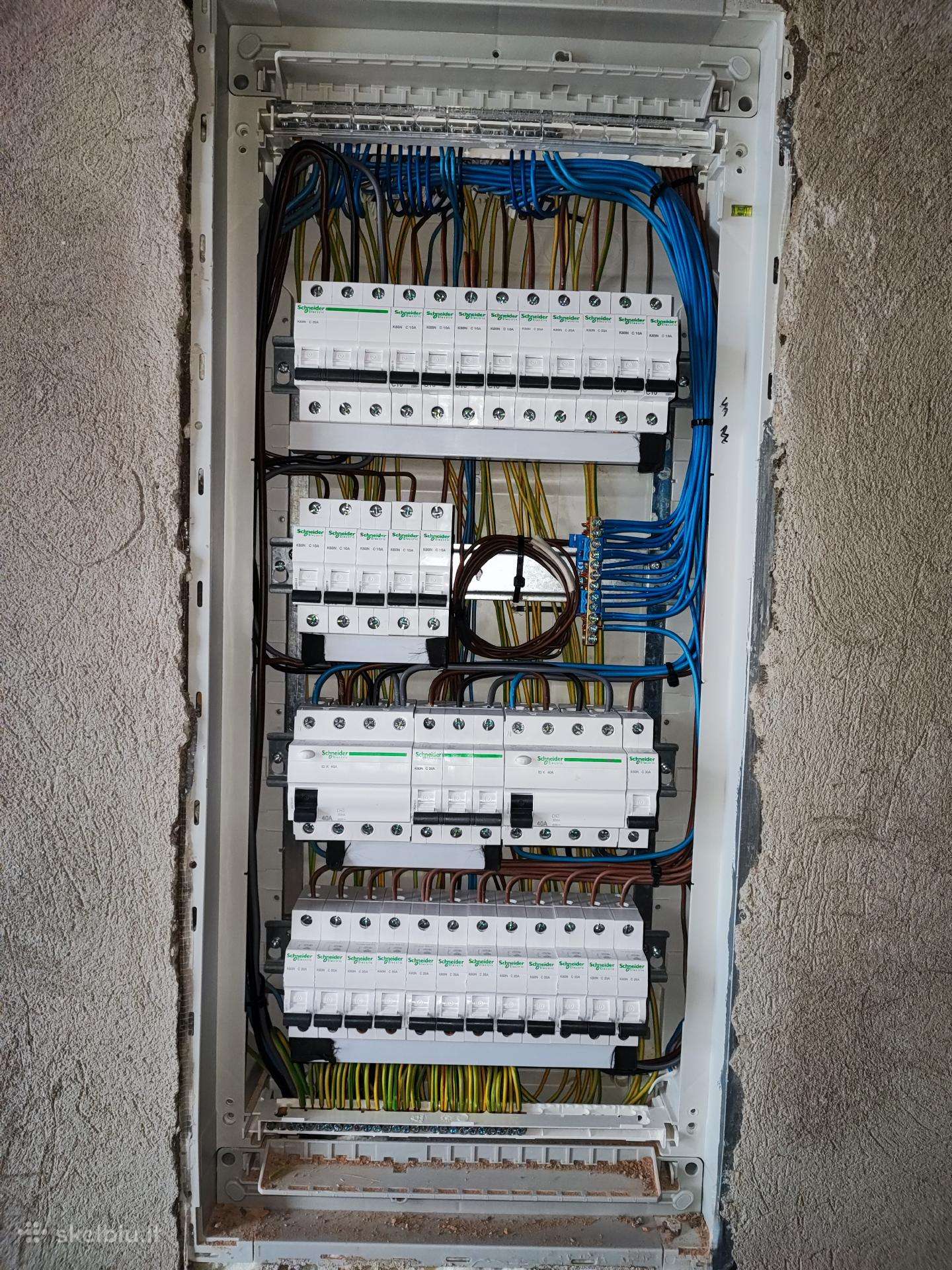 Sukomutuotas elektros skydelis su automatiniais išjungėjais