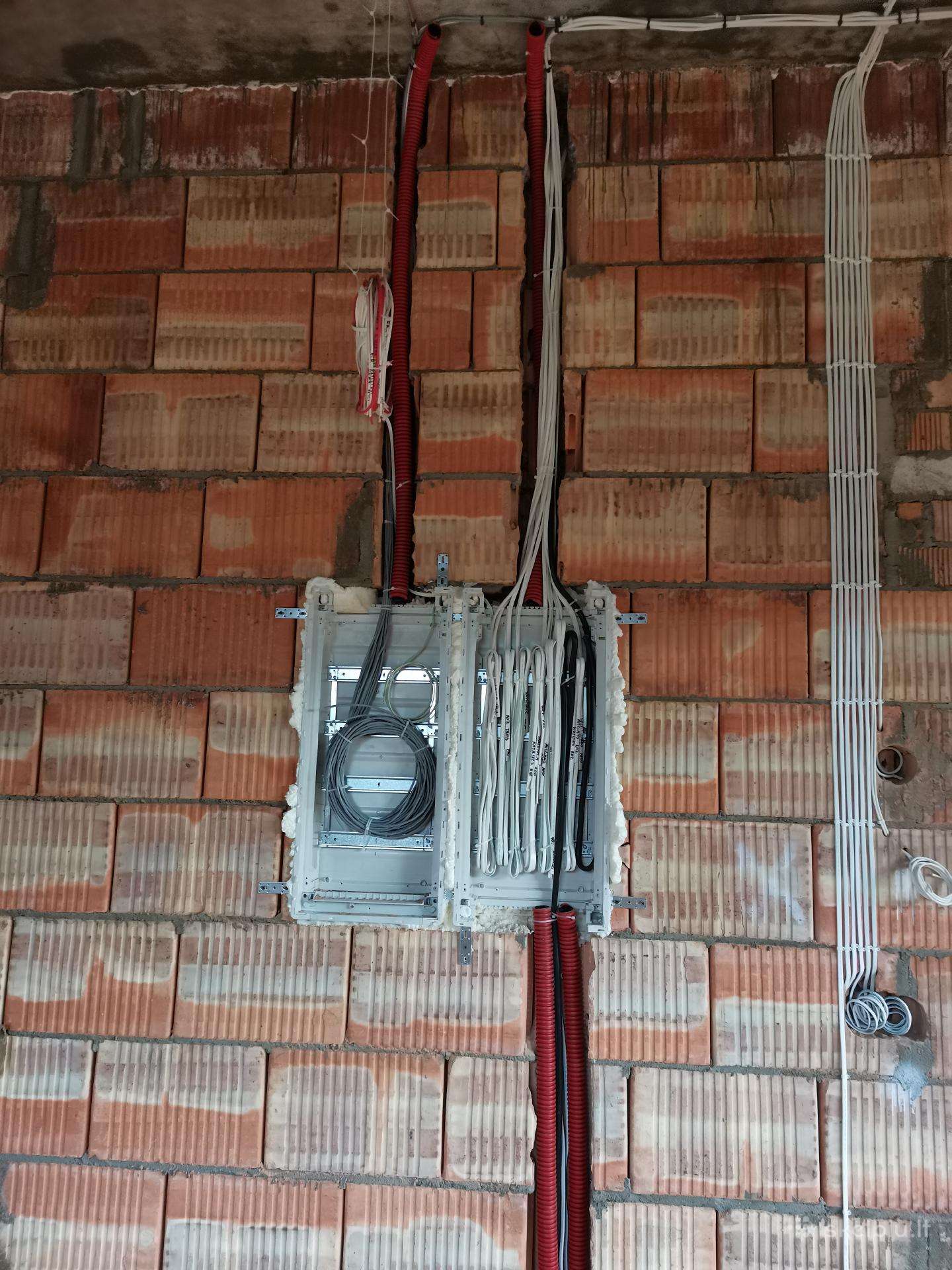 Elektros skydelio dėžės įrengimas mūrinėje sienoje su nuvestais kabeliais